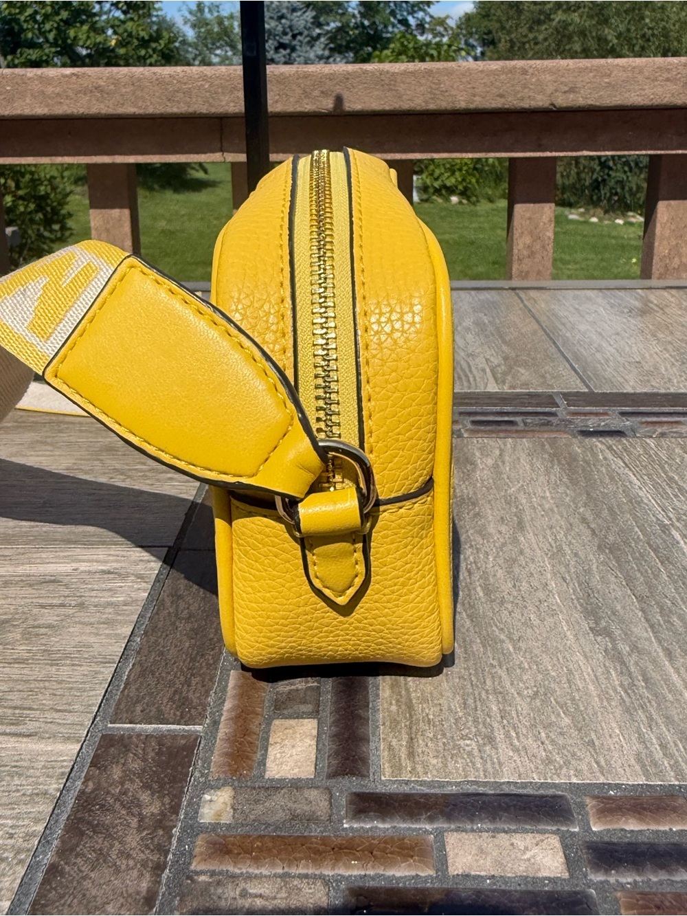EUC Michael Kors Maisie Small 2-in-1 Camera Yellow Crossbody
Bag - Picture 7 of 15